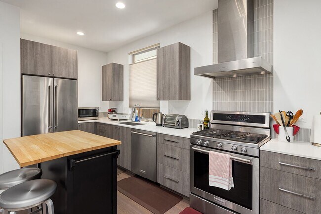 Foto del edificio - North Beacon Hill Townhome Living!