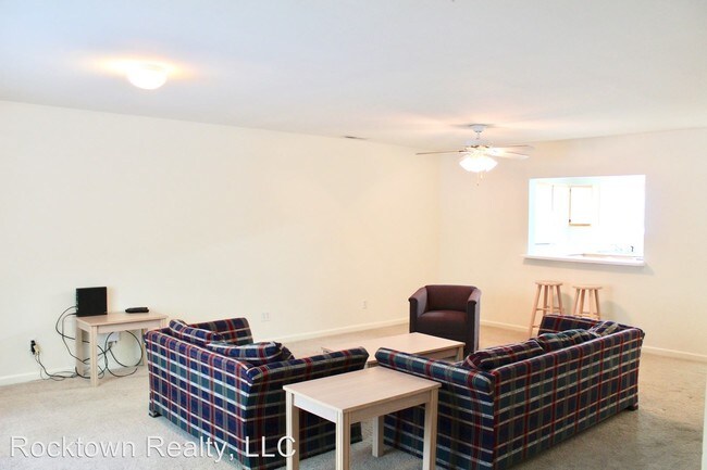 Building Photo - 563 Pheasant Run Cir
