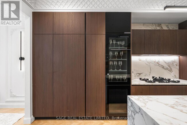 Photo du bâtiment - 72 Montrose Ave