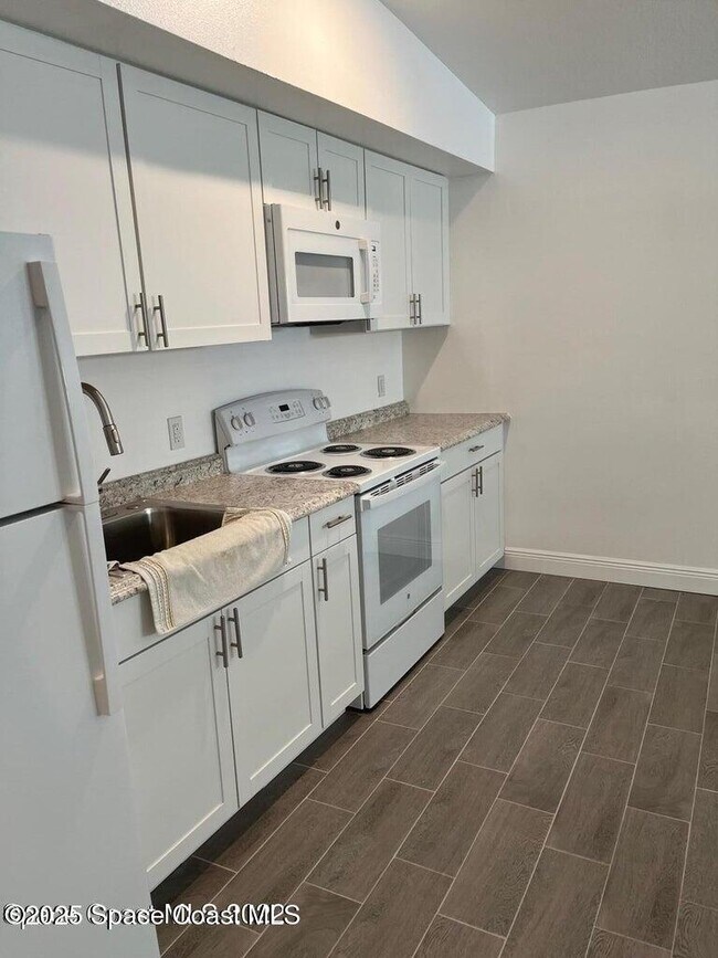 Foto del edificio - 253 N Brevard Ave