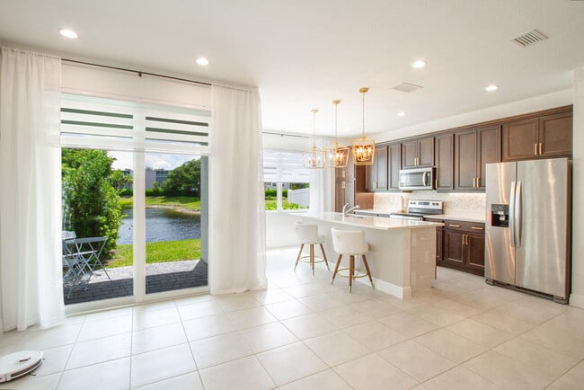 Building Photo - 587 Sanderling Cir