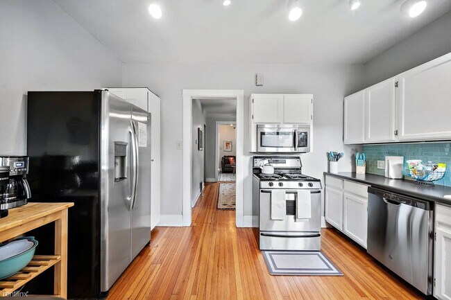 Building Photo - 3 br, 1 bath Townhome - 228 South Logan St...