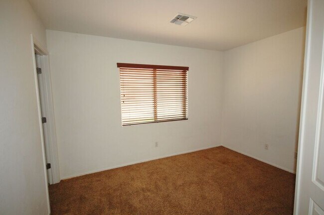 Foto del edificio - 43194 W Jeremy St