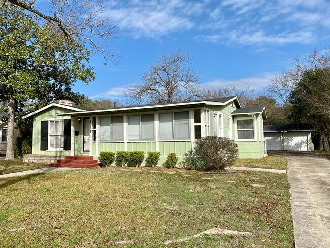 Building Photo - 3 Bedroom/2 Bath Northridge Park Subdivision