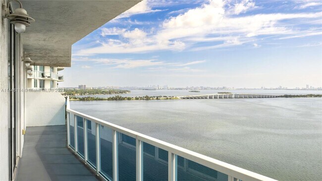 Foto del edificio - 700 NE 25th St