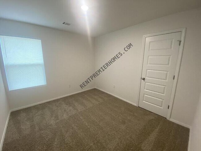 Building Photo - 103 E Fredonia Ct
