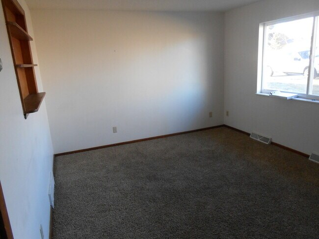 Building Photo - 2 Bedroom, 1 Bath Duplex on Outskirts of Loveland, CO