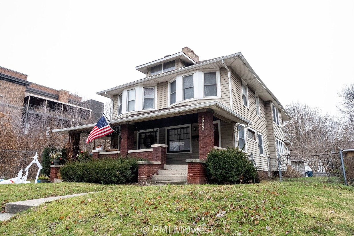 Primary Photo - "Charming 3 Bedroom with Hardwood Floors i...