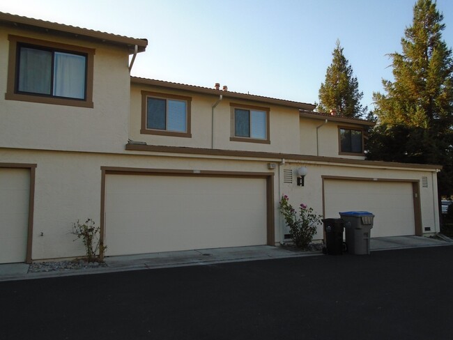 Building Photo - Remodeled South San Jose Townhouse, dog fr...