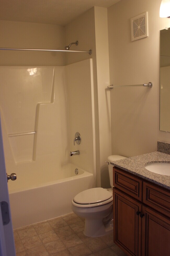 Foto del edificio - One Bedroom Garden Apartment