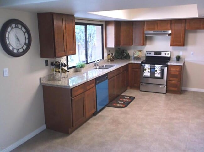 Foto del edificio - 5-Bedroom Tempe Home with Private Pool, Turf Backyard, & Garage