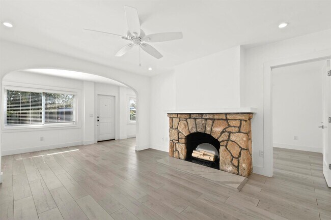 Building Photo - 605 N Lakeside Dr