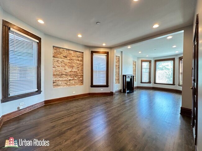 Building Photo - 3444 W Wrightwood Ave