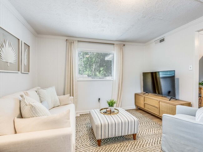 Foto del edificio - DeLesseps Furnished Apartment