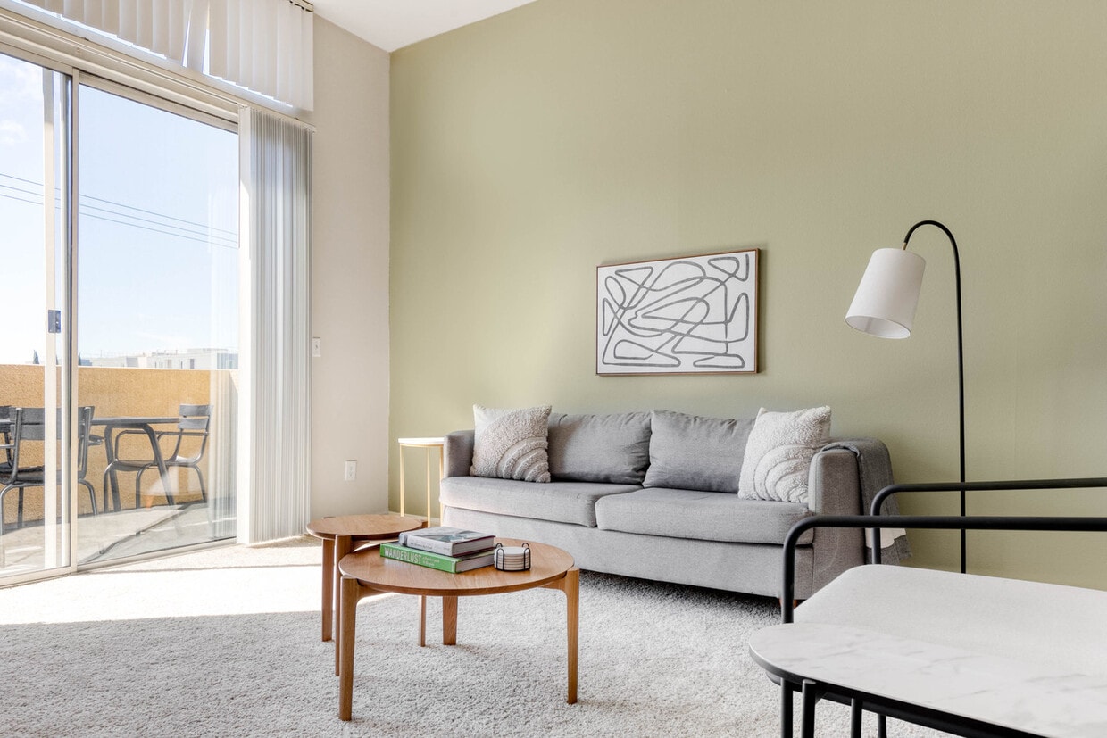 Foto principal - 1561 S Barrington Ave