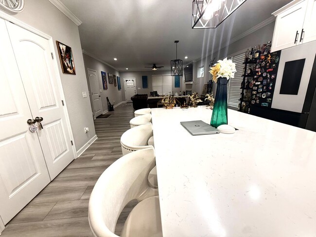 Building Photo - 1614 Hawthorne Dr