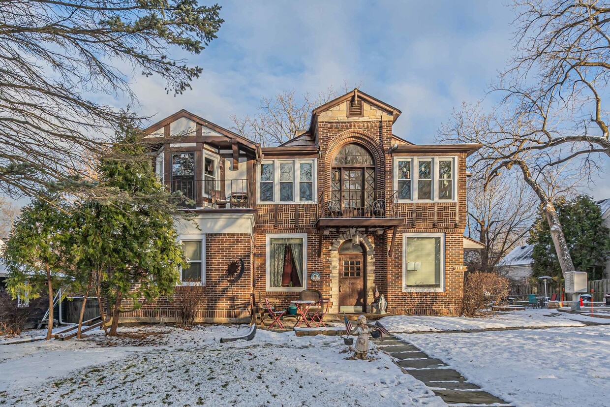 Primary Photo - 1155 Saint Johns Ave E