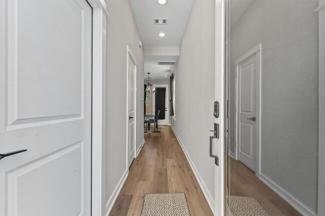 Foto del edificio - 6704 Parker Grv Ln