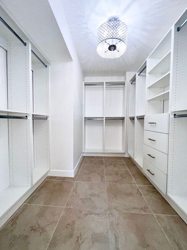 Foto principal - Large 1 Bedroom 1.5 Bath Condo - Steps from Fort Lauderdale Beach!