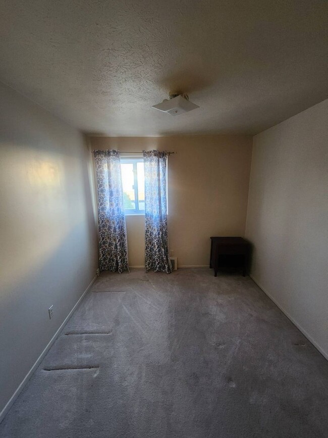 Building Photo - Charming 2-Bedroom Property in Prime Location