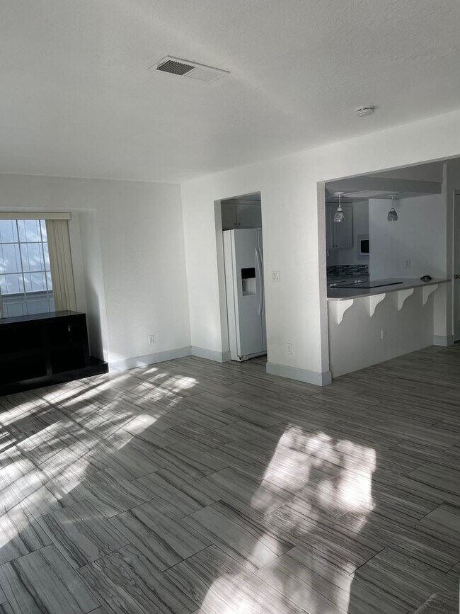 Foto del edificio - Can you guess why this condo is so popular...