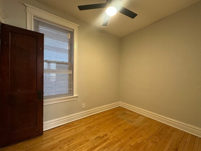 Foto del edificio - 2613 W Augusta Blvd