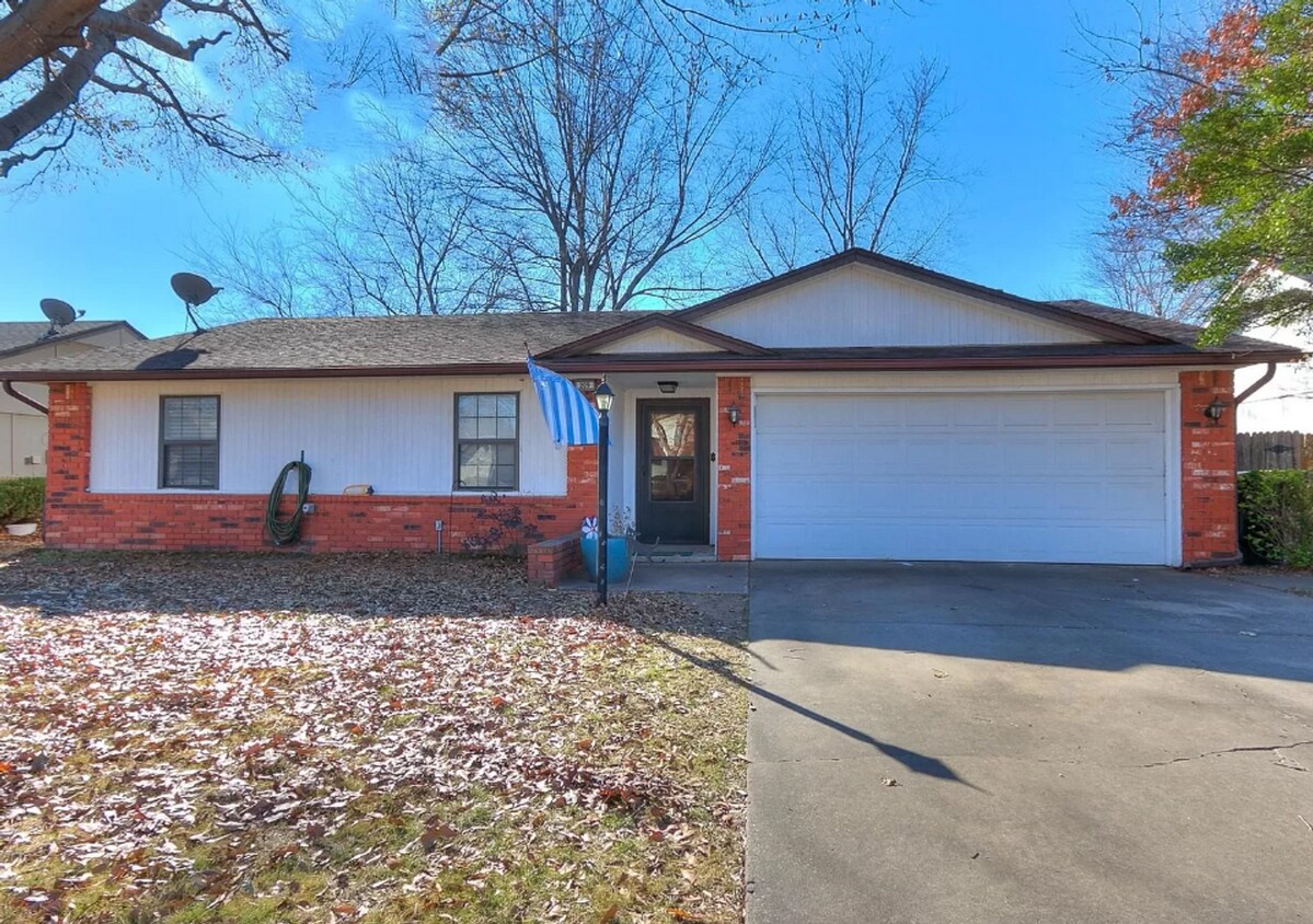 Primary Photo - Charming 3-Bed, 2-Bath Home in Prime Broke...