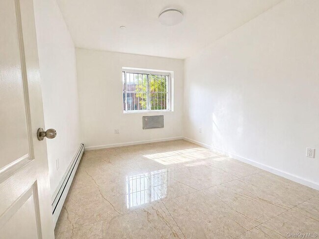 Foto del edificio - 90-17-90-56 56th Ave