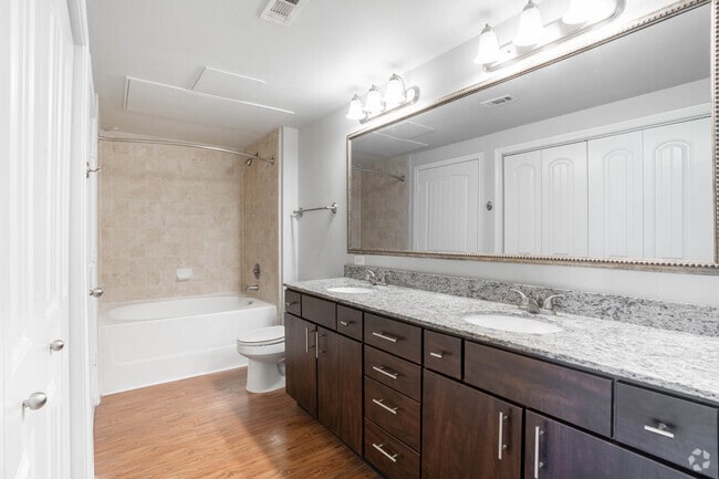 1BR, 1BA - 841SF - Bathroom - Luxe at Katy