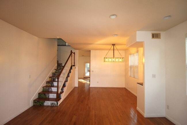 Building Photo - Spacious Move-In Ready Oakview Home