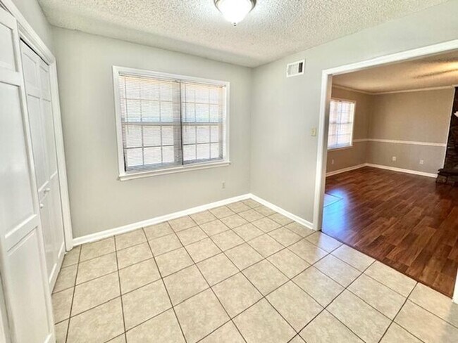 Foto del edificio - Now Leasing a 3-bedroom 2 bath home in Bartlett! Available Now! Great Schools,