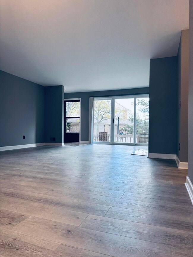 Foto del edificio - 6660 Maple Lakes Dr