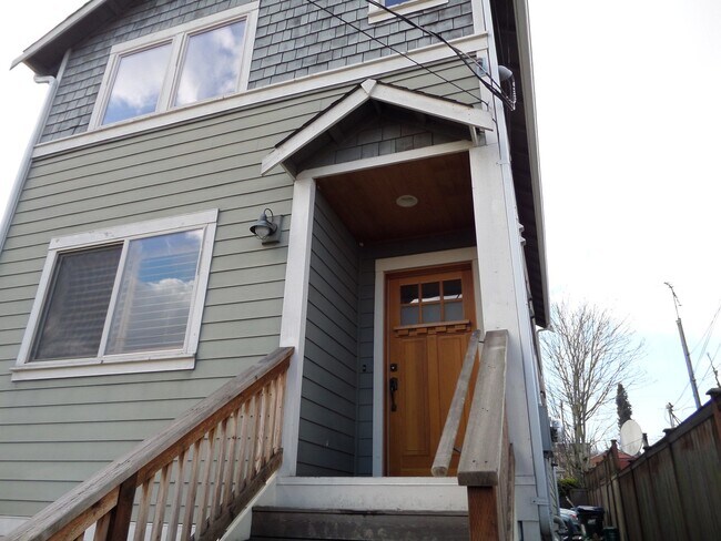 Building Photo - GREAT NEW PRICE! Fantastic 3 Bedroom Home ...