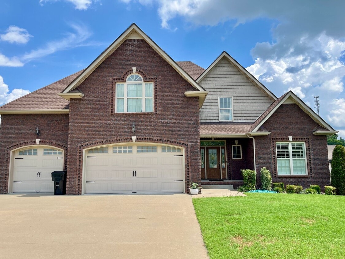 Primary Photo - Large Executive Home in Adams with Easy Ac...