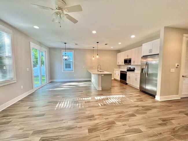Building Photo - 15 Lighthouse Pointe Blvd