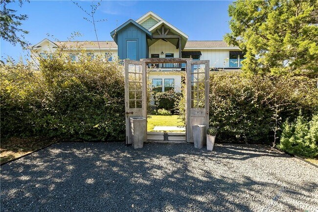 Building Photo - 710 Rogart Dr