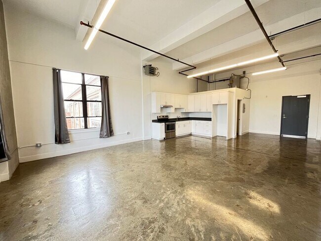 Building Photo - Sunny loft with views and laundry in unit....