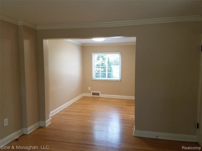 Foto del edificio - 22805 Lakeshore Dr