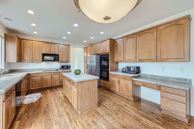 Building Photo - Evolve Real Estate: Magnificent Residence 4 Beds/4 Baths with Large Backyard and Fully Finished B...