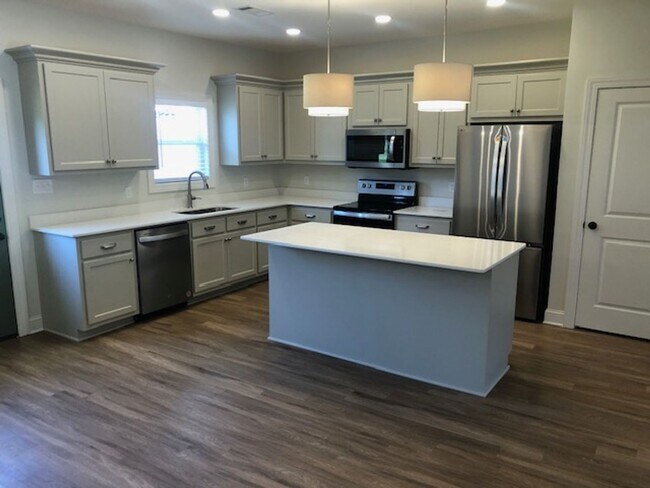 Building Photo - 319 Battlefield Dr