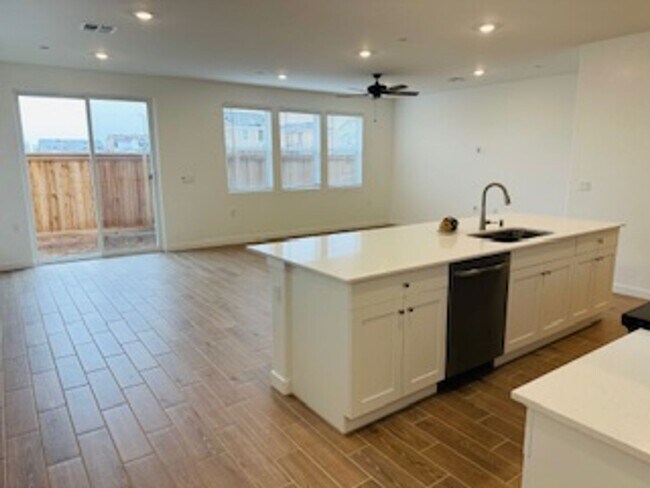 Foto del edificio - $2,650 Plum Tree 3 Bd + flex Home, Solar Panels & Battery, NEW Build - Clovis & Shepherd Ave.