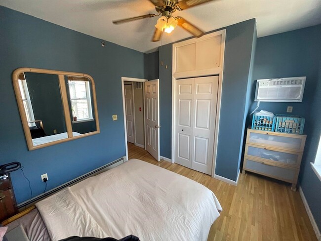 Building Photo - 711 Willow Ave