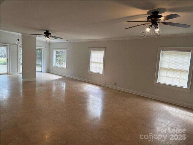 Foto del edificio - 2610 Providence Rd