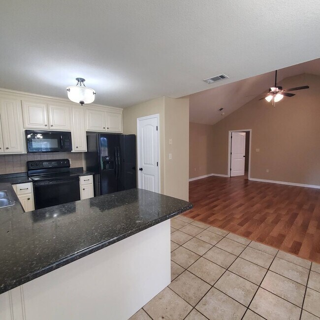 Building Photo - 3BR/2BA Just Minutes from MAFB!