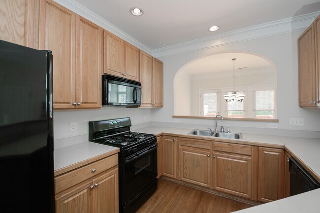 Building Photo - 832 Saratoga Dr