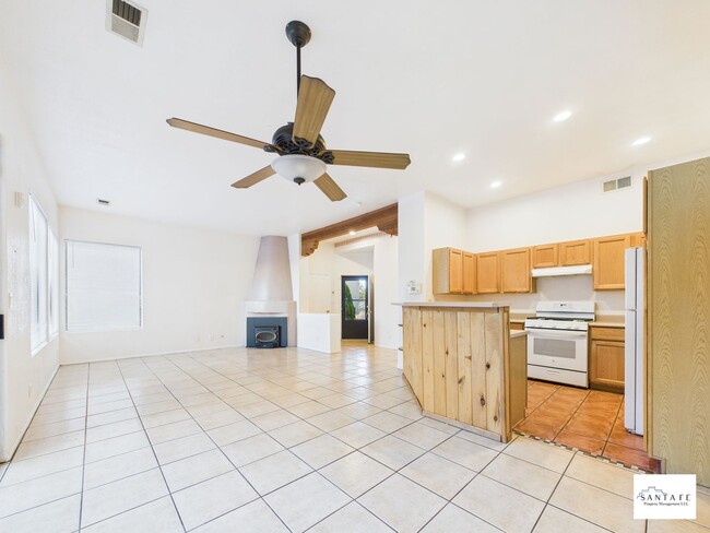 Building Photo - Single Level, single family home with garage available now!