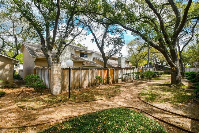 Building Photo - 8021 W Oakwood Ct