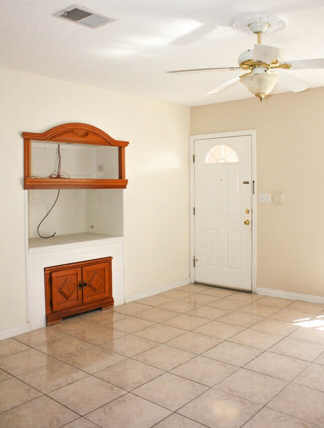 Foto del edificio - PRICED TO RENT QUICKLY