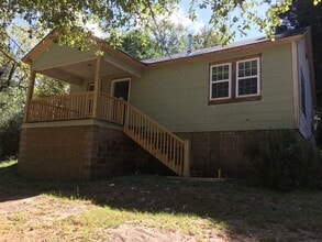 Building Photo - 604 Elm St