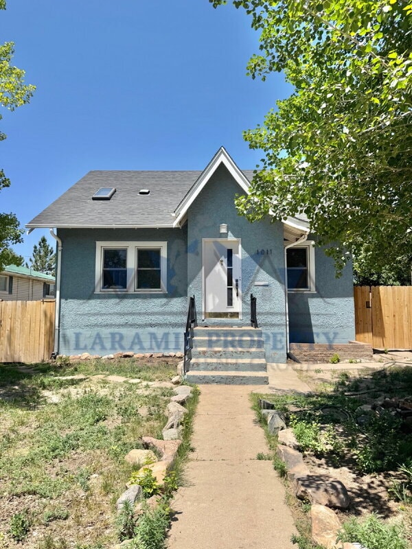 Primary Photo - 1011 E Gibbon St